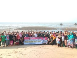 Polres Bangka Barat Ajak Masyarakat Bersih-bersih Sampah di Pantai Tanjung