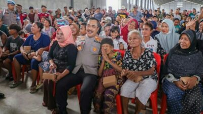 Wakapolri Komjen Pol Agus Andrianto Bagikan Sembako Sebanyak 3.500 Paket Untuk Masyarakat.