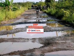 Lapor Pak Sekda ” Lapor Ketua DPRD Jalan Berlubang Desa S.Badak Butuh Perhatian Pemerintahan Kabupaten Mesuji, Karna Berpontensi kecelakanan.