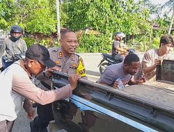 Polisi Peduli : Kapolres Kepulauan Yapen Bantu Dorong Mobil Mogok