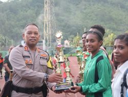 Punya Hobi Main Bola, Kapolres Kepulauan Yapen Bangga Kepada Anak Papua yang Punya Talenta