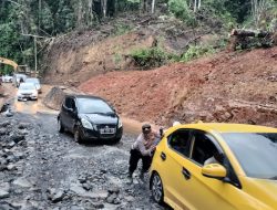 Personel Polres Lampung Barat berjibaku mengatur lalu lintas di Lokasi Longsor Km 17