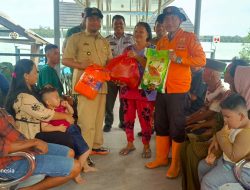 Kepala Pelaksana BPBD Mesuji Serahkan Bantuan untuk Korban Banjir Rob di Kecamatan RJU