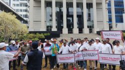 Diduga Lakukan Pelanggaran TSM Massa Demo di MK Minta Batalkan Paslon Meki-Deinas di Pilkada Papua Tengah