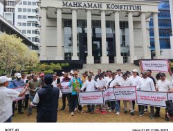 Diduga Lakukan Pelanggaran TSM Massa Demo di MK Minta Batalkan Paslon Meki-Deinas di Pilkada Papua Tengah