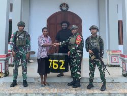 Jaga Kebersihan Distrik Aifat Utara, Satgas Yonif 762/VYS Bagikan Tempat Sampah