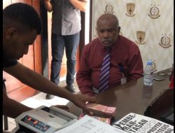 Terpidana Nelles Dowansiba Lunasi Denda Rp50 Juta di Kejari Manokwari, Didampingi Penasihat Hukum