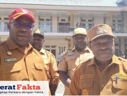 Wakil  Bupati Intan Jaya Elias Igapa  dan Yoyakim Mujizau Pimpin Penyaluran Bantuan untuk Korban Konflik