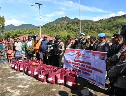 Polres Dogiyai Salurkan Bantuan Sosial di Distrik Mapia Dalam Rangka Hari Bhayangkara ke-79