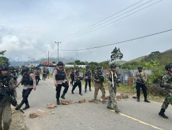 OTK Lakukan Pemalangan Usai Pembacokan Warga Suku Buton, TNI-Polri Bongkar Palang di Kabupaten Dogiyai