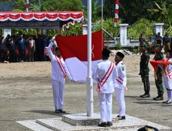 Pengibaran Bendera Merah Putih Memperingati Hari Kemerdekaan Republik Indonesia Ke 80 Tahun, Di Kabupaten Dogiyai