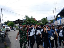 Babinsa Fakfak Meriahkan Gerak Jalan Santai HUT PGRI, Wujud Dukungan TNI untuk Dunia Pendidikan