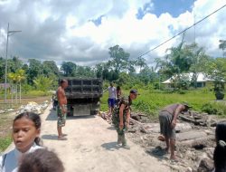 TNI dan Warga Weri Gotong Royong Benahi Akses Jalan Sekolah