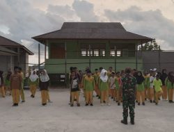 Wujud Pembinaan Pelajar, Babinsa Fakfak Berikan Pelatihan PBB di MTs Muhammadiyah