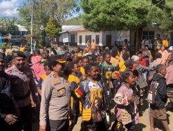 Kapolres Dogiyai Memberikan Tali Asih Kepada Asrama Putra Kab. Dogiyai