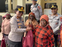 Kapolres Dogiyai Pimpin Pemberian Tali Asih Kepada Masyarakat Dogiyai