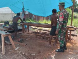 Dekat dengan Rakyat, Sertu Taher Kutanggas Komsos Sambil Bantu Pembuatan Pintu Rumah Warga Nemewikarya