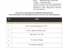 Menteri HAM RI Anugerahkan Penghargaan Tokoh HAM kepada Yan Christian Warinussy SH