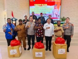 Kapolda Papua Barat Serahkan Tali Asih bagi Pengungsi Moskona di Teluk Bintu