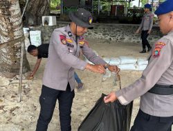 Ditpolairud Polda Papua Barat dan Warga Bersihkan Pantai Pasir Putih