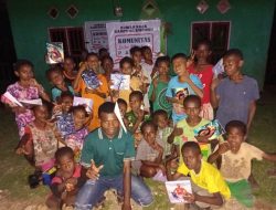 Bangun Generasi Cerdas Papua, Rumah Baca Kwowok Bagikan Buku untuk Siswa Binaan