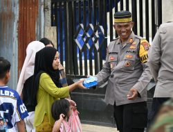 Berbagi Berkah Ramadhan, Polres Dogiyai dan Bhayangkari Cabang Dogiyai Bagikan Takjil kepada Masyarakat