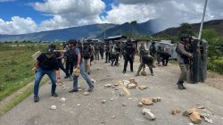 TNI – Polri Bongkar Palang Jalan di Ekemanida Kabupaten Dogiyai