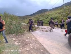 Pemalangan Jalan di Dogiyai Dibuka Paksa Secara Persuasif oleh Polisi