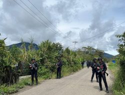 Wakapolres Dogiyai Pimpin Patroli Jalan Kaki, Aktivitas Pasar Berjalan Aman