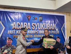 Kapolda Papua Tengah Kunjungi Pos Kotis Brimob, Polsek Kamuu dan Polsek Mapia, Serahkan Sarana Kontak