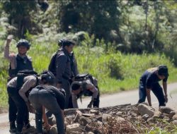 Kabag Ops Turun Tangan, Polisi Bersihkan Palang Jalan di Kigamani