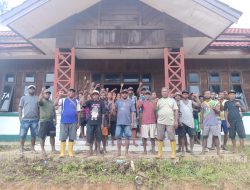 Warga 7 Kampung Fafurwar Gotong Royong Bersihkan Kantor Distrik Lama